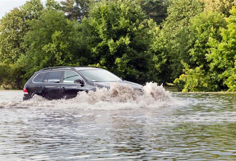 ¿Cómo debo actuar si quedo atrapado dentro de un carro en una inundación o río?