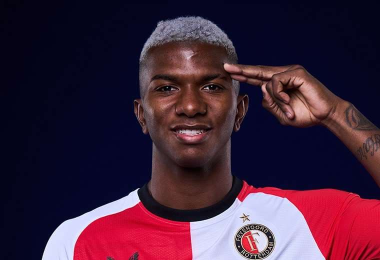 Jeyland Mitchell debutó con el Feyenoord en Champions