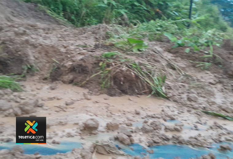 Decenas de personas están atrapadas por dos derrumbes entre Arenal y Tilarán