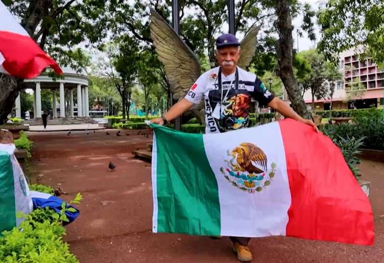 El fotógrafo del Morazán desea celebrar su cumpleaños en México