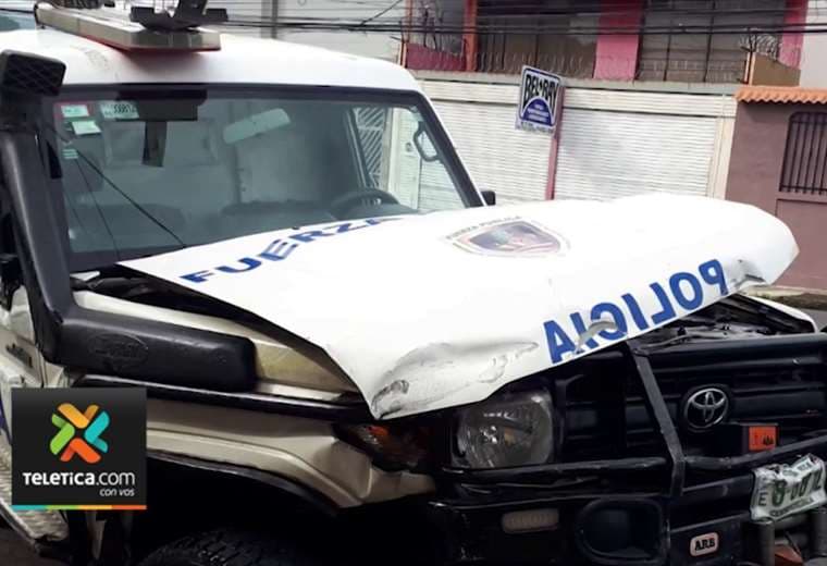 Muere adulto mayor detenido en cajón de patrulla que chocó contra carro en Desamparados