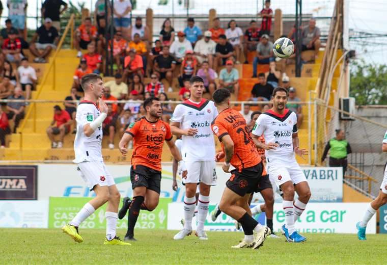 Problemas con el VAR empañaron un buen juego entre Puntarenas y Alajuelense